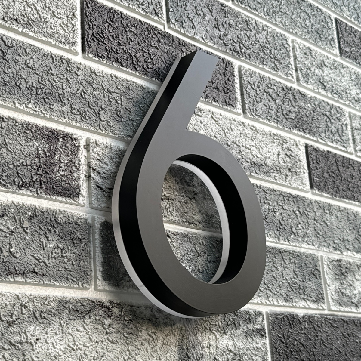 High contrast daytime visibility of floating metal house numbers